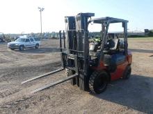 Toyota 7FGU25 Forklift, s/n 76974: LP Gas, 2850 lb Cap., Side Shift