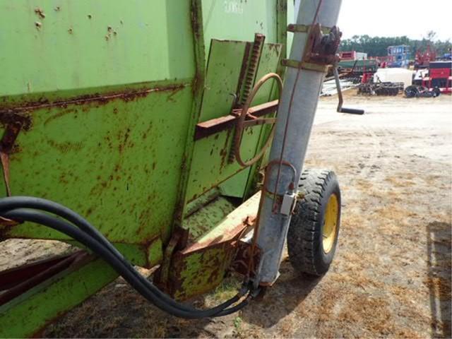 Parker 2000 Gravity Wagon w/ Hydraulic Auger