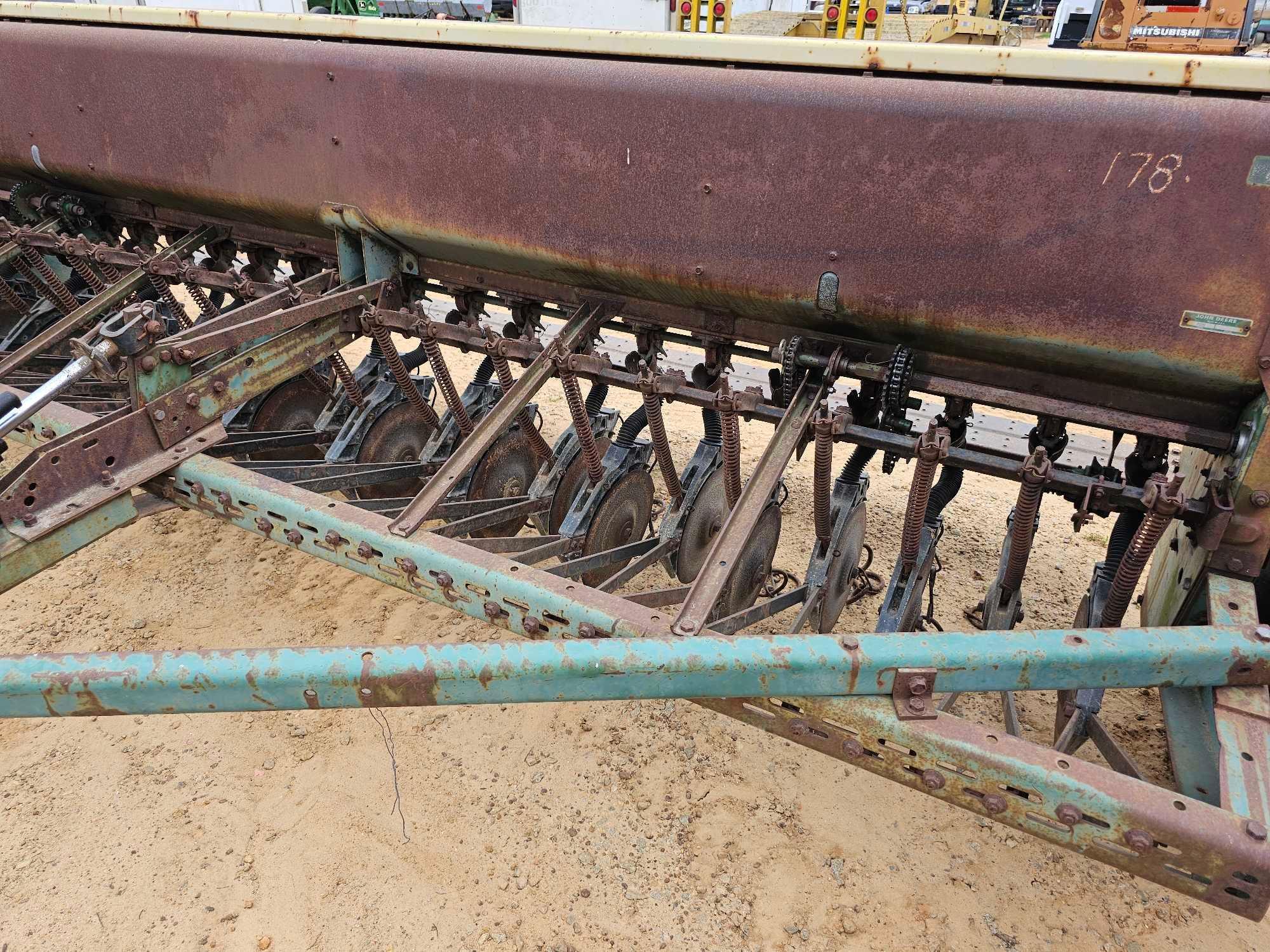 980 - JOHN DEERE 8200 GRAIN DRILL