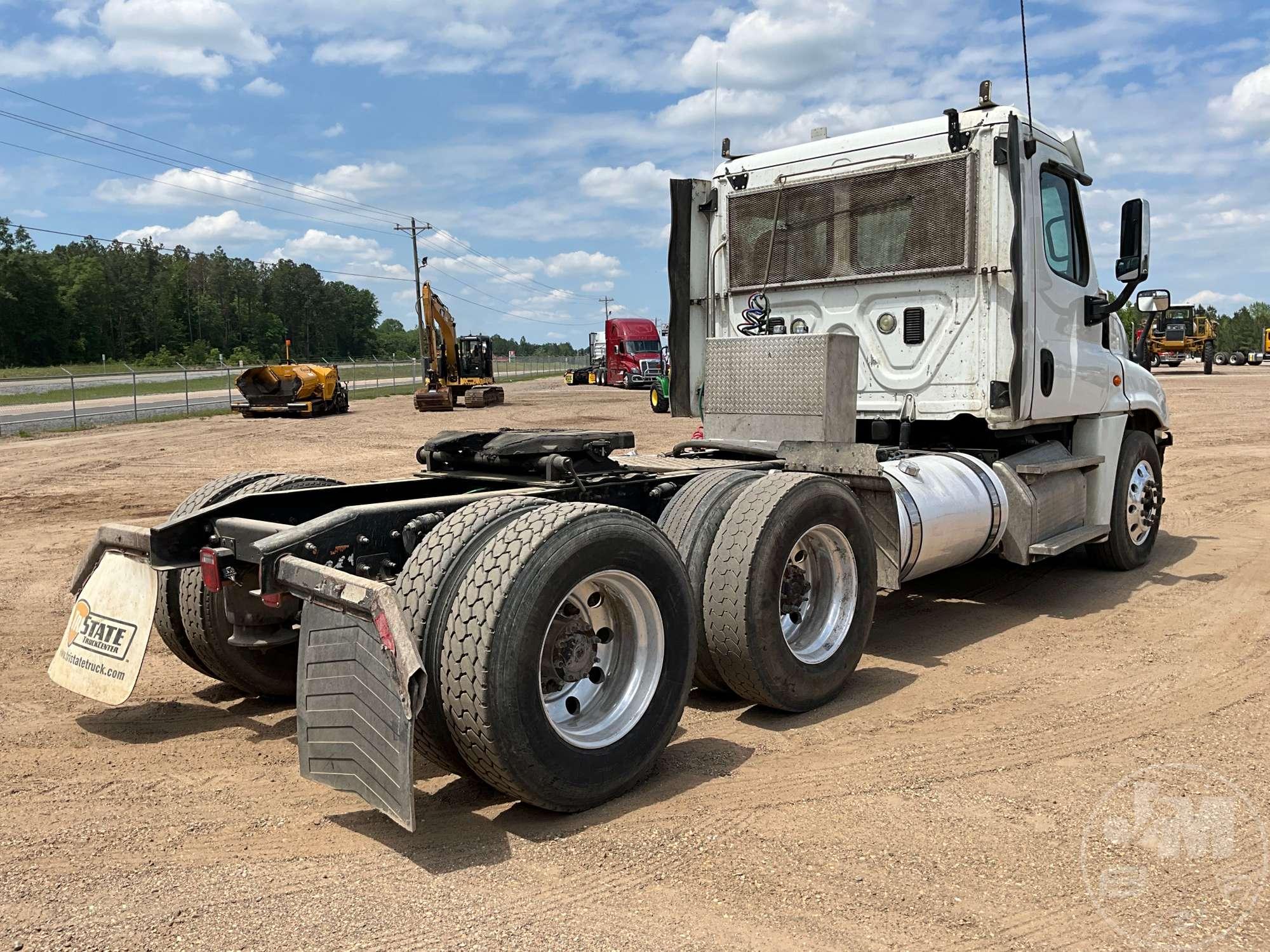 2016 FREIGHTLINER CASCADIA TANDEM AXLE DAY CAB TRUCK TRACTOR VIN: 3AKJGEDV8GSHC2145