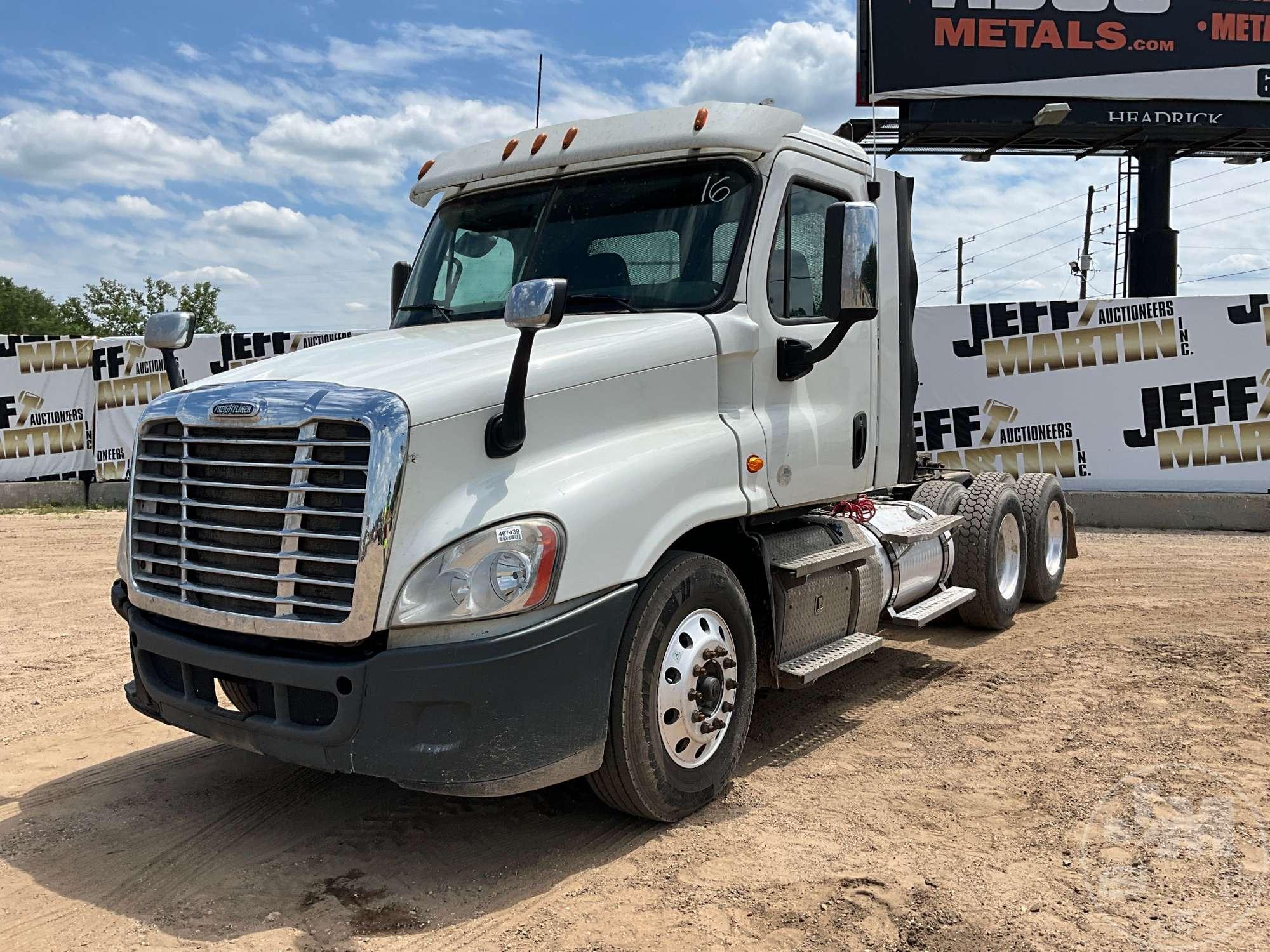 2016 FREIGHTLINER CASCADIA TANDEM AXLE DAY CAB TRUCK TRACTOR VIN: 3AKJGEDV8GSHC2145