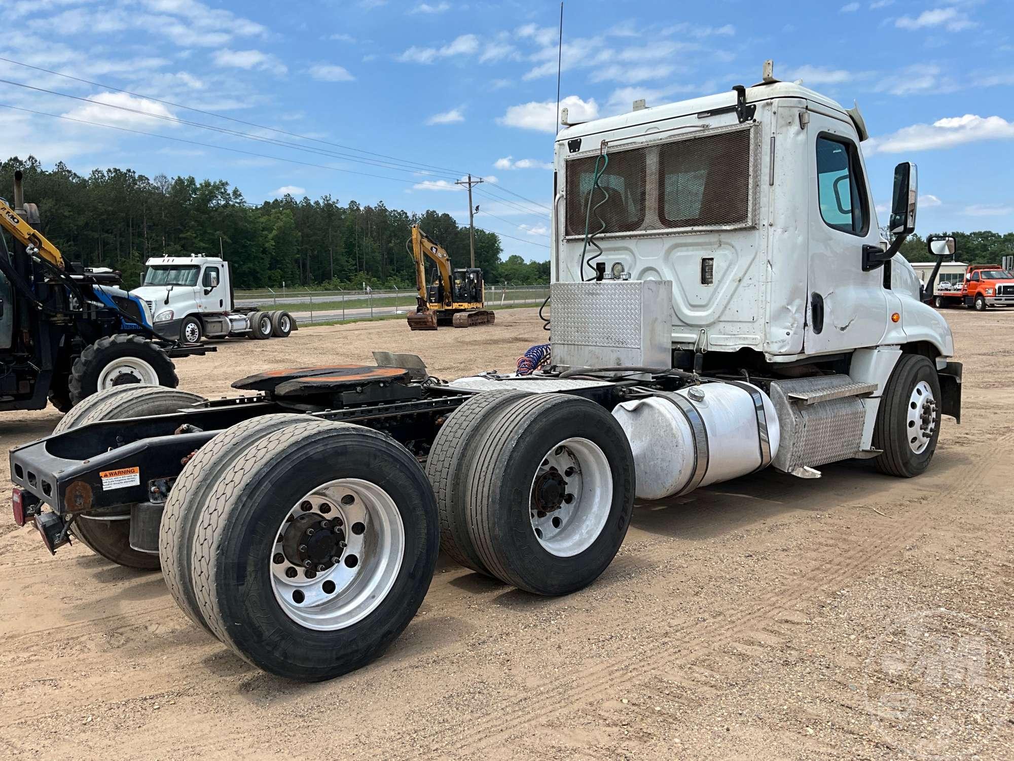 2016 FREIGHTLINER CASCADIA TANDEM AXLE DAY CAB TRUCK TRACTOR VIN: 1FUJGEDV2GLGX2861