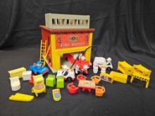FISHER PRICE PLAY FAMILY FIRE HOUSE AND ACCESSORIES