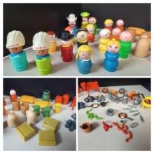 EXTRA LARGE FISHER PRICE / PLAYMOBIL FIGURES, ACCESSORIES/CAMPING