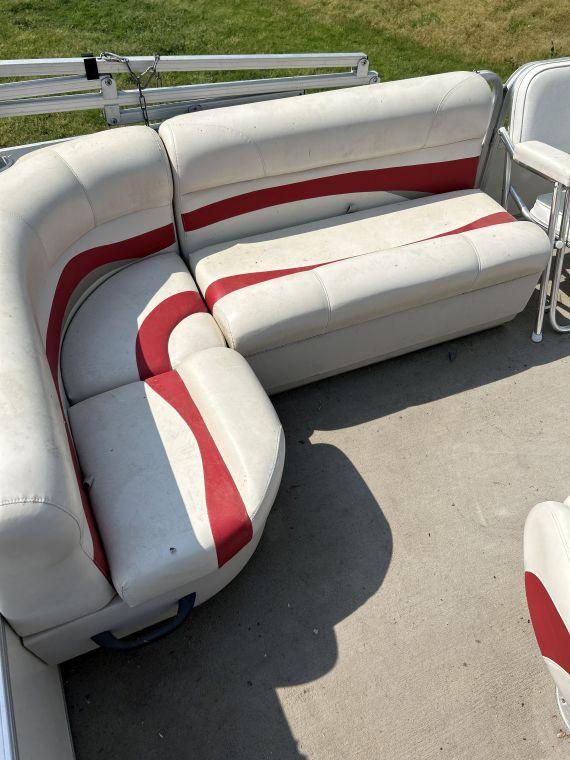 19ft Sun Tracker party barge pontoon