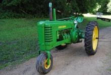 John Deere Row Crop 'B' Tractor with tricycle front, electric start, has been painted, 540 pto, 9.00