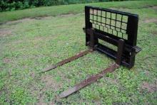 Skidloader pallet forks with 4' carriage and 4' forks, always shedded