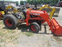 LA352 Kubota Tractor w/ Loader Bucket