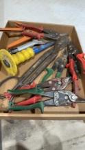 Box of tin snips, chisels & wire tie stretcher