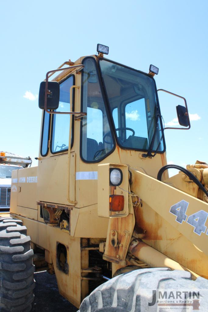 JD 444E payloader