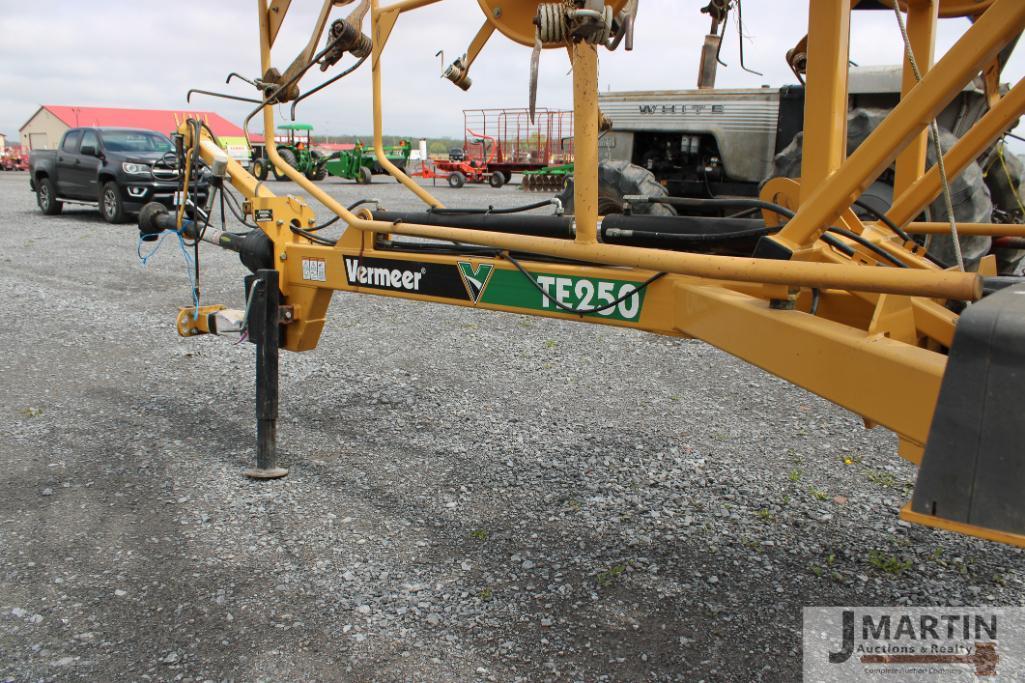 Vermeer TE250 6 star tedder