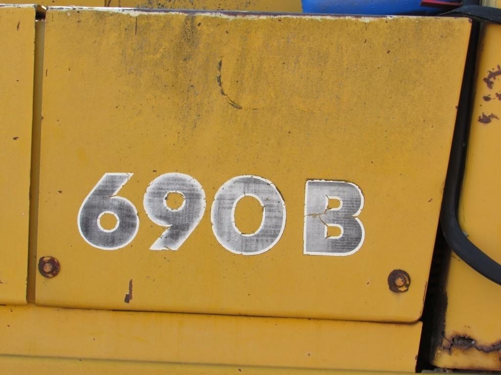 Deere 690B Excavator