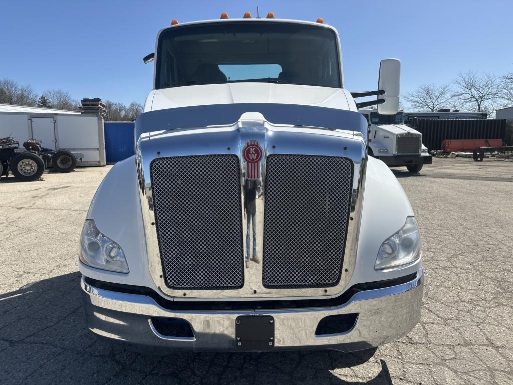 2015 Kenworth T680 Day Cab