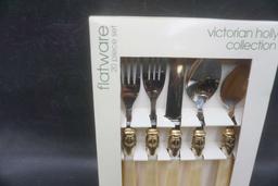 Victorian Holly Collection Flatware 20 Piece Set