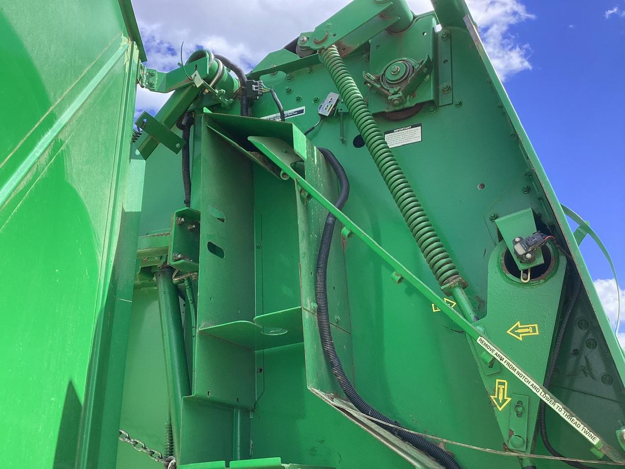 John Deere 568 Round Baler