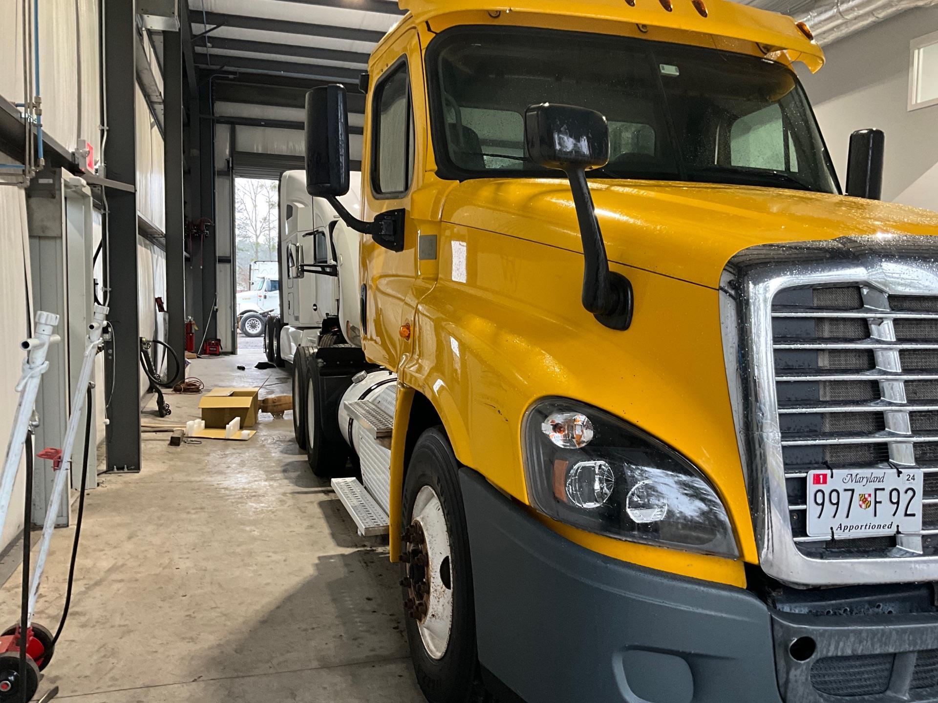 2015 FREIGHTLINER CASCADIA DAY CAB