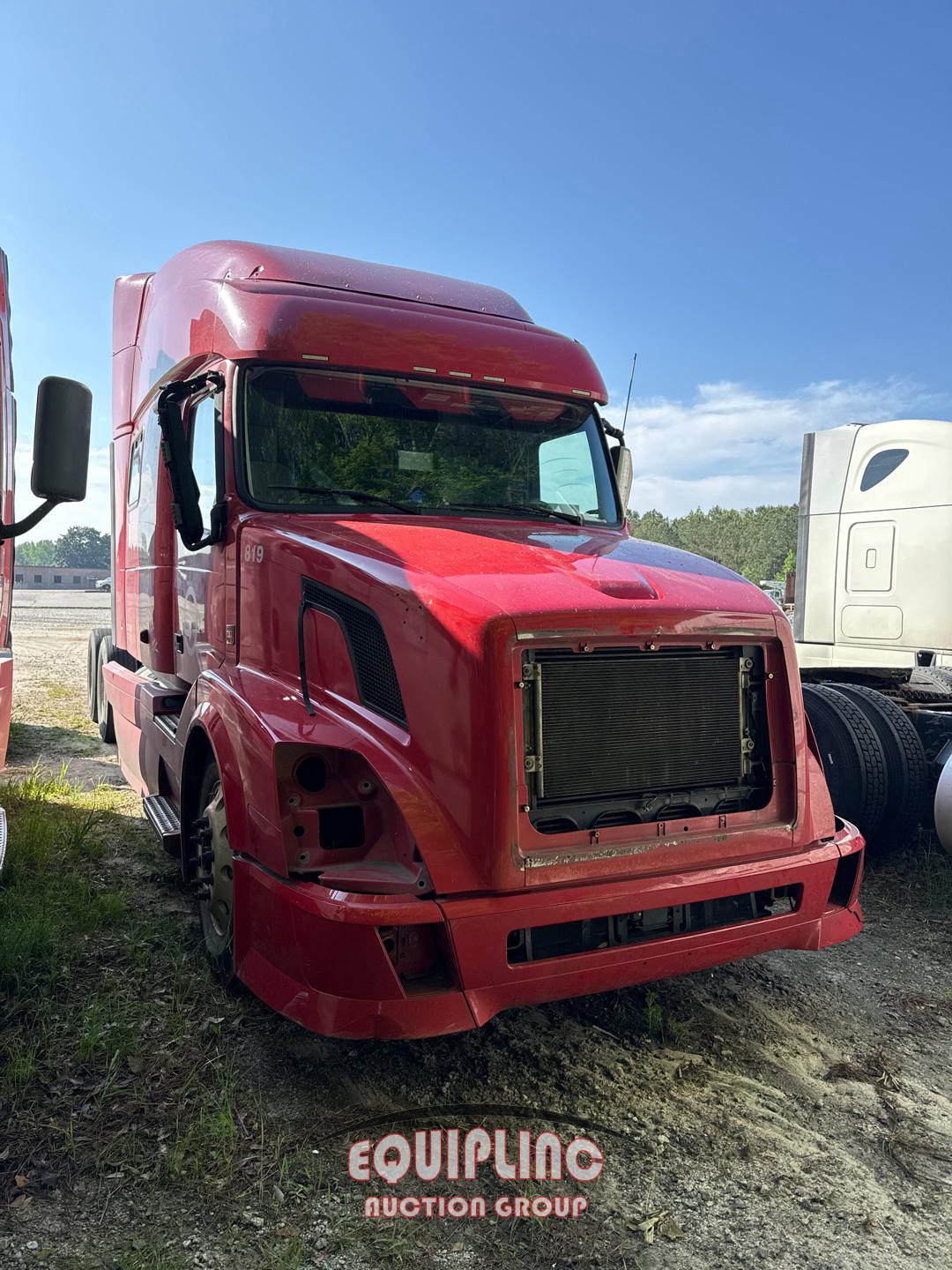 2015 VOLVO VNL64T MID ROOF TANDEM AXLE SLEEPER TRUCK