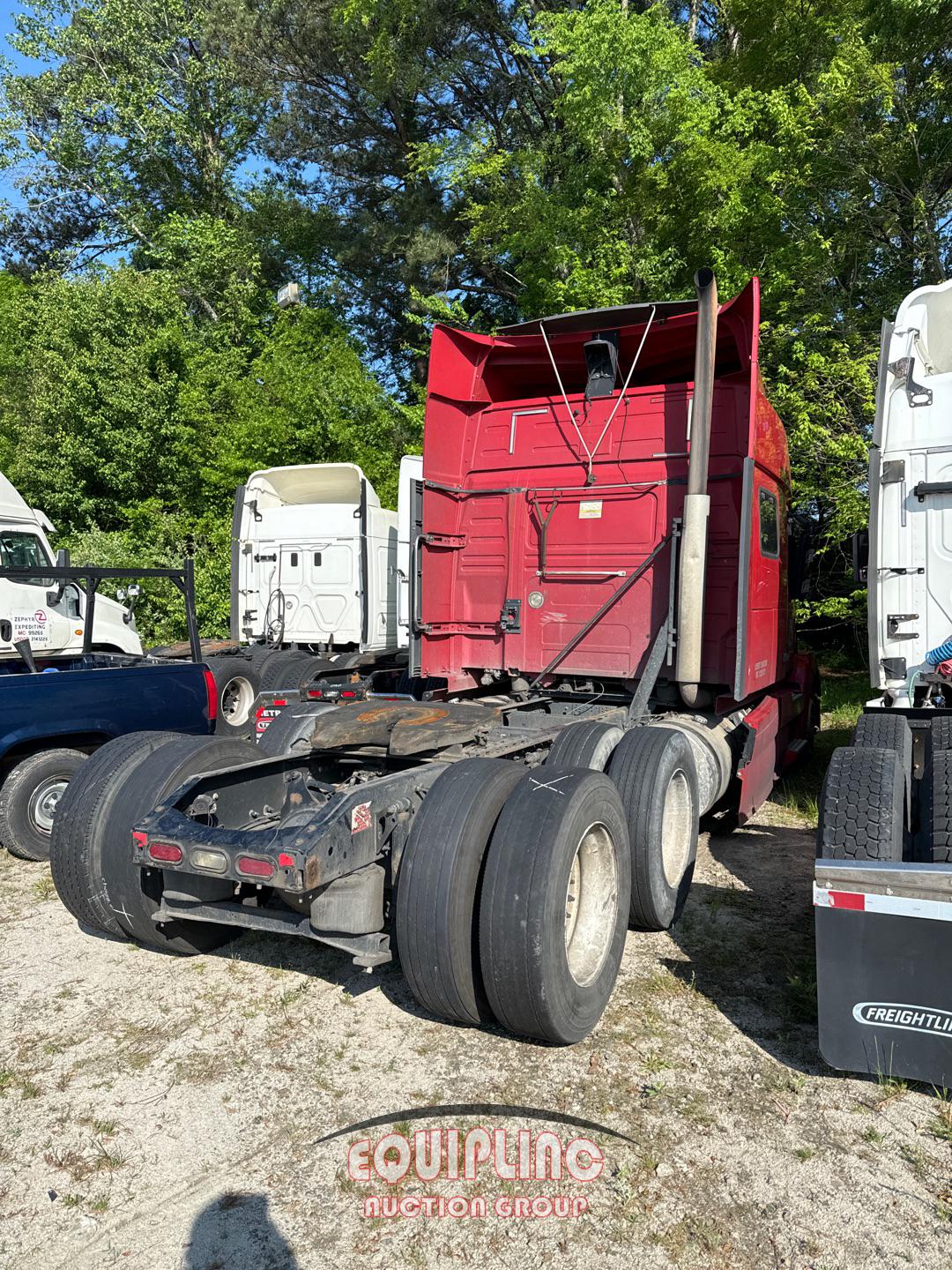 2015 VOLVO VNL64T MID ROOF TANDEM AXLE SLEEPER TRUCK