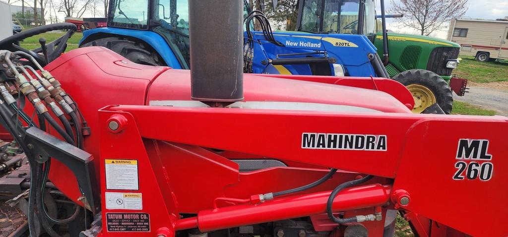 2005 Mahindra 5500 Tractor W/Loader (RUNS)