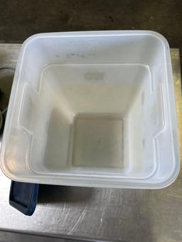 Cambro 22 qt. Semi Square Food Containers with Lids