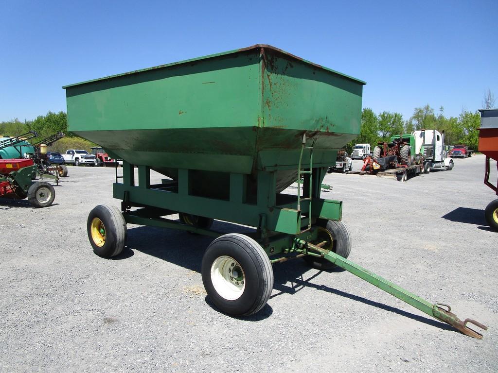 GREEN GRAVITY BOX ON JOHN DEERE 1075 GEAR