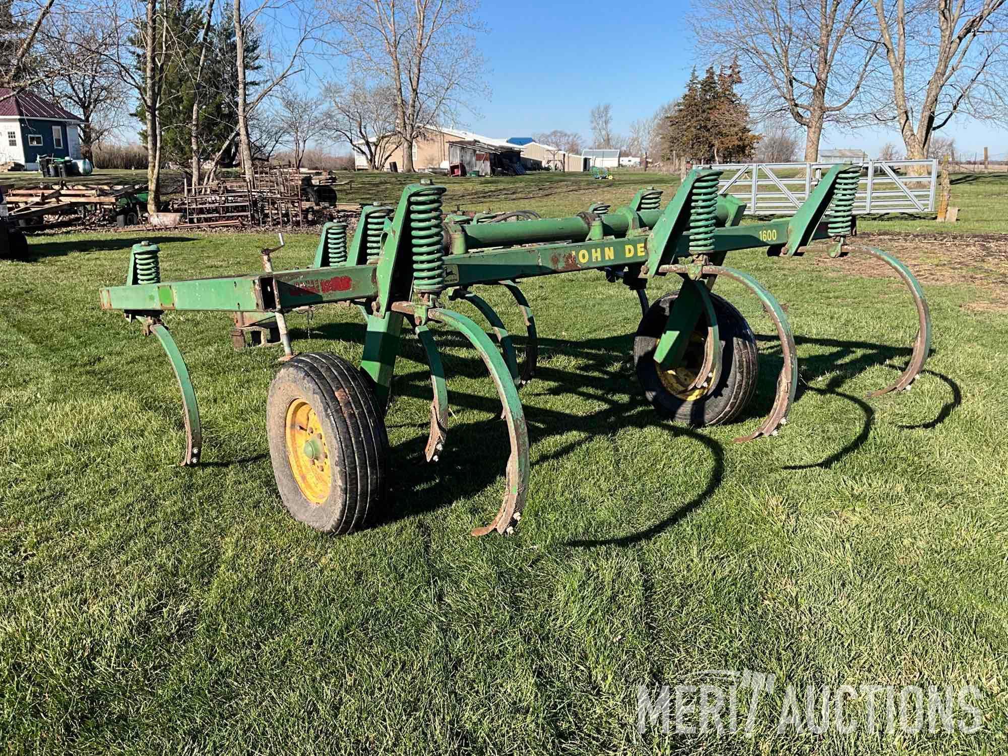 John Deere 1600 12 shank 10ft. chisel plow