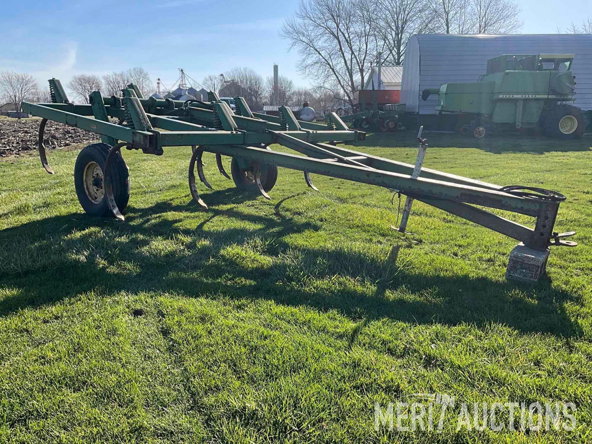 John Deere 1600 12 shank 10ft. chisel plow