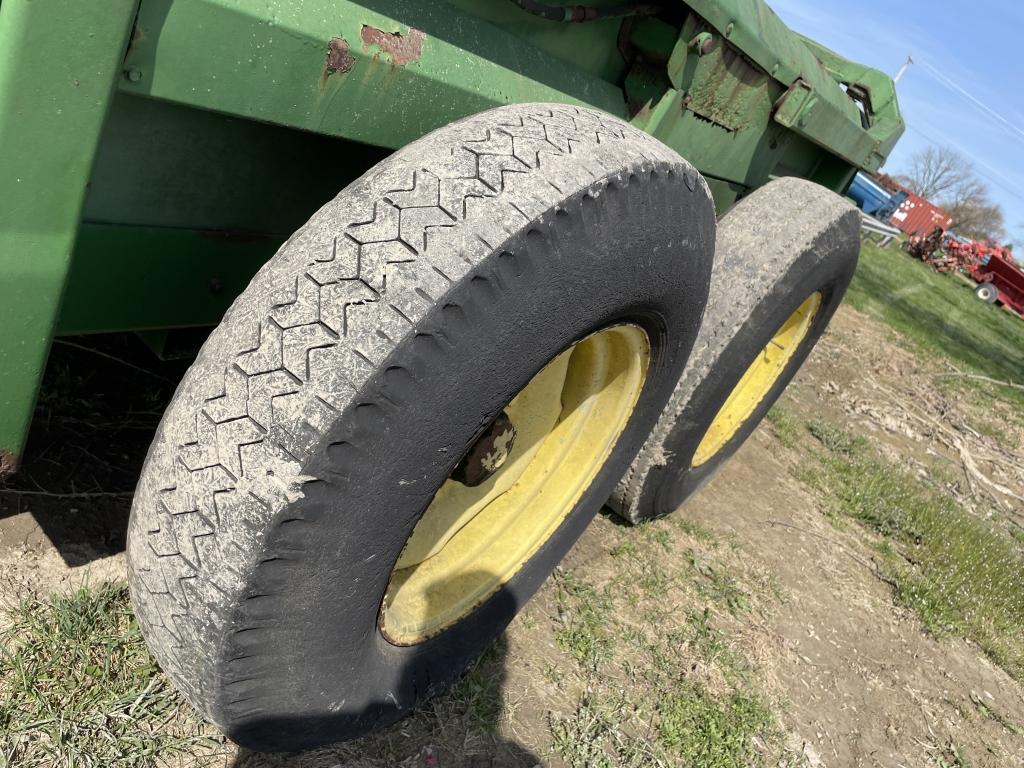 John Deere 780 Spreader