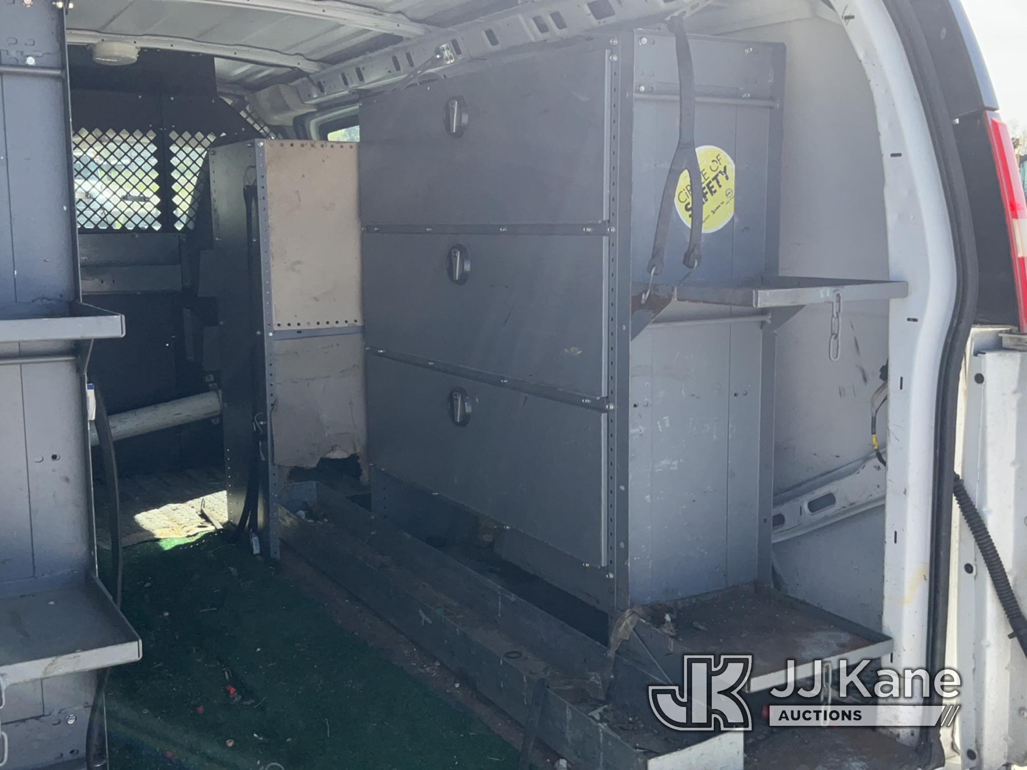 (Hawk Point, MO) 2010 Chevrolet Express G2500 Cargo Van Runs & Moves) (Paint damage)