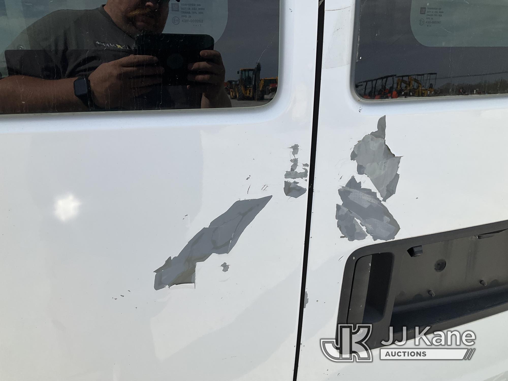 (Hawk Point, MO) 2007 Chevrolet Express G3500 Cargo Van Runs & Moves) (Paint damage