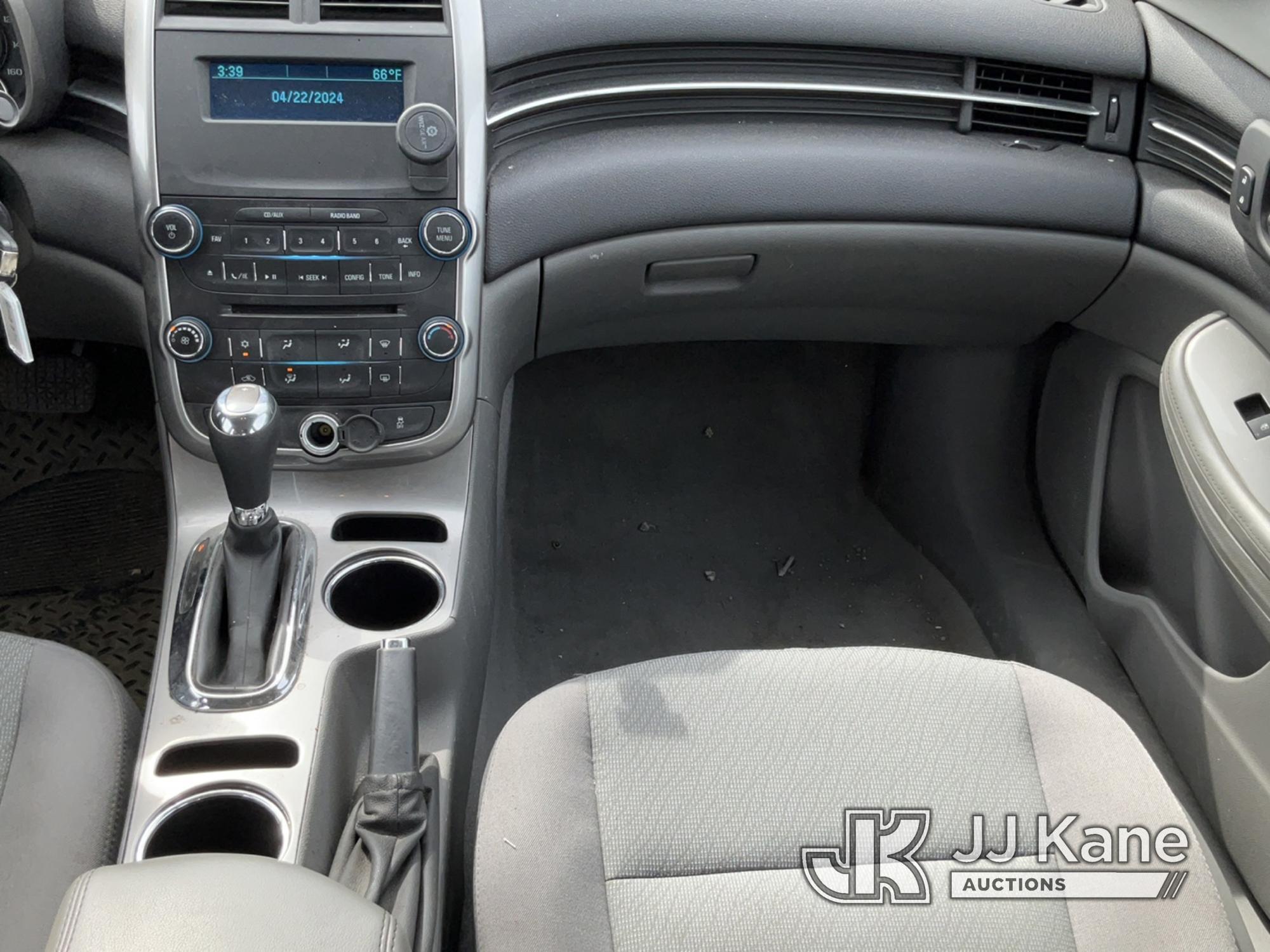 (South Beloit, IL) 2015 Chevrolet Malibu 4-Door Sedan Runs & Moves) (Paint Damage, Rust Spots
