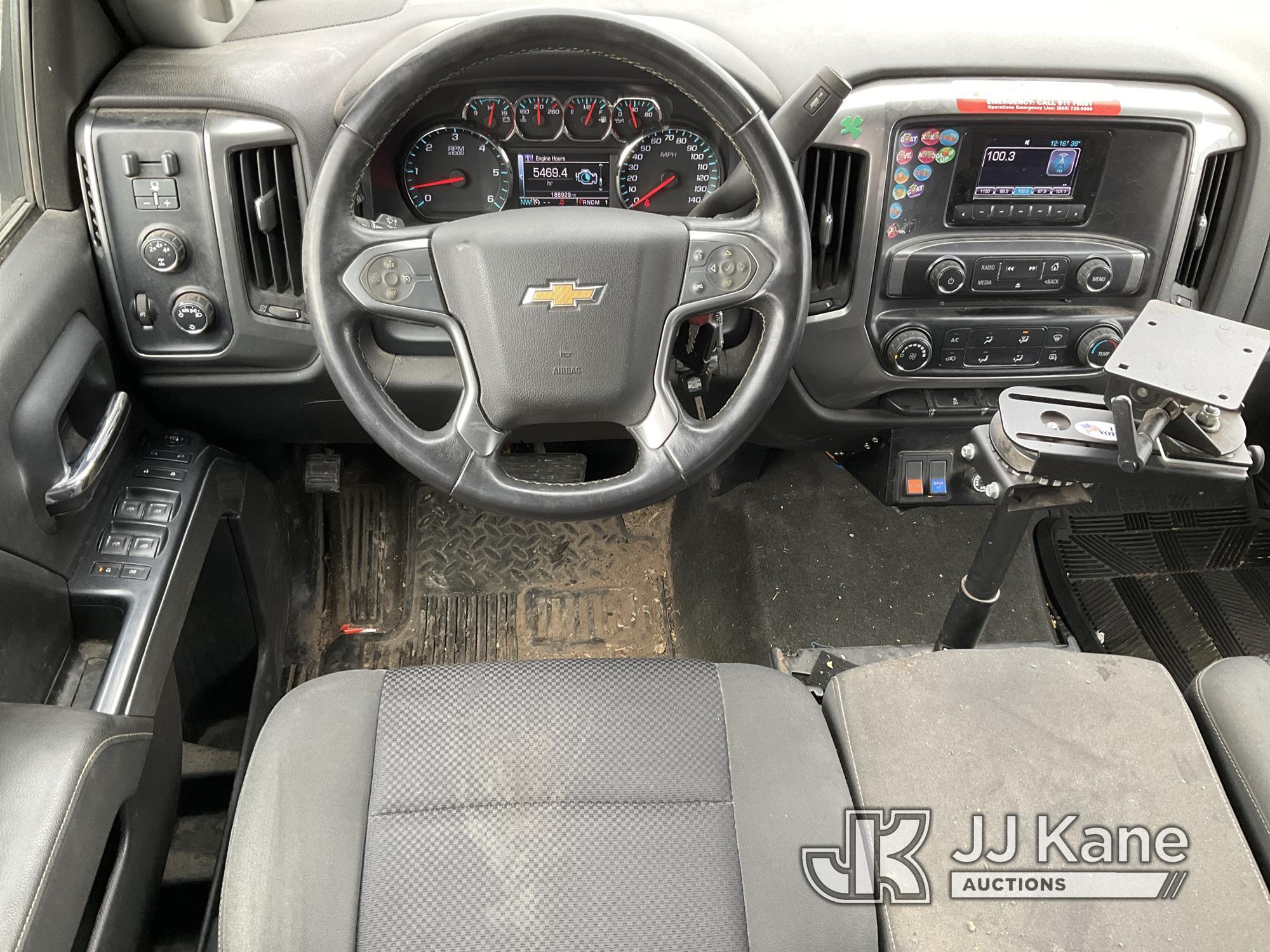 (South Beloit, IL) 2015 Chevrolet Silverado 2500HD 4x4 Crew-Cab Pickup Truck Runs, Moves