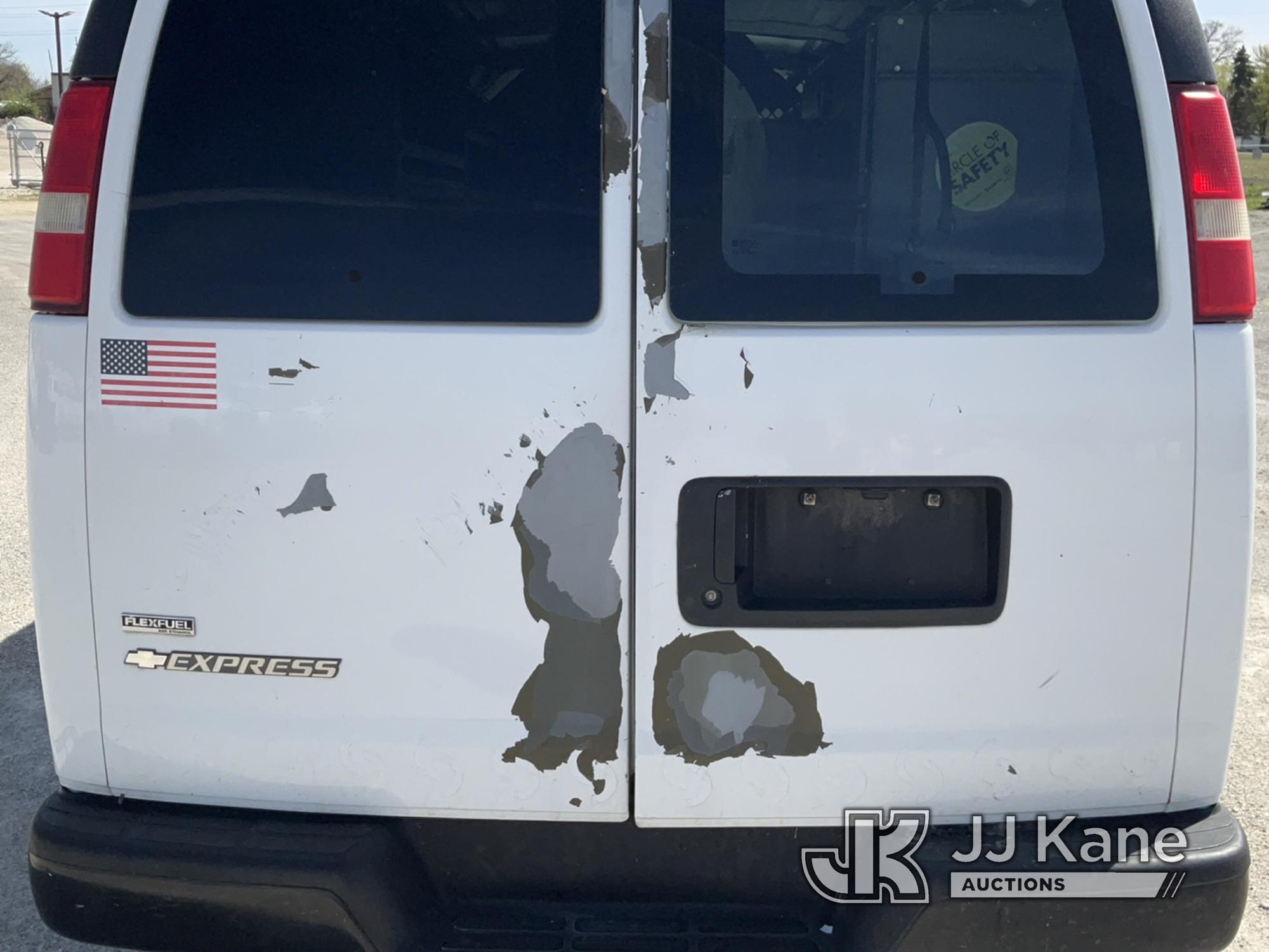 (Hawk Point, MO) 2010 Chevrolet Express G2500 Cargo Van Runs & Moves) (Paint damage)