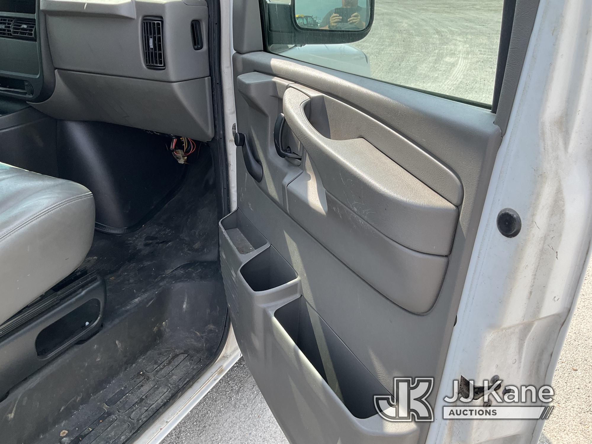 (Hawk Point, MO) 2007 Chevrolet Express G3500 Cargo Van Runs & Moves) (Paint damage