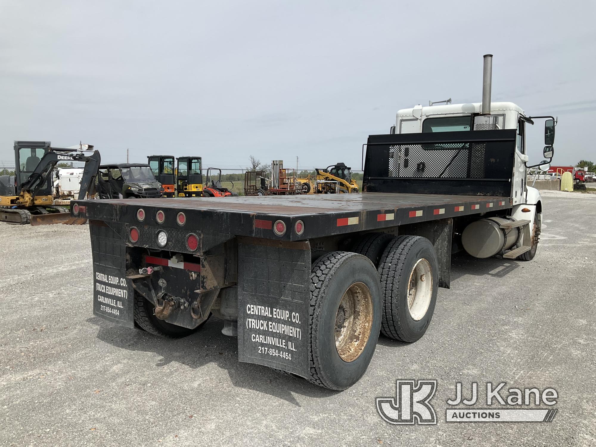 (Hawk Point, MO) 2005 Freightliner Columbia 112 T/A Flatbed Truck Runs and Moves.