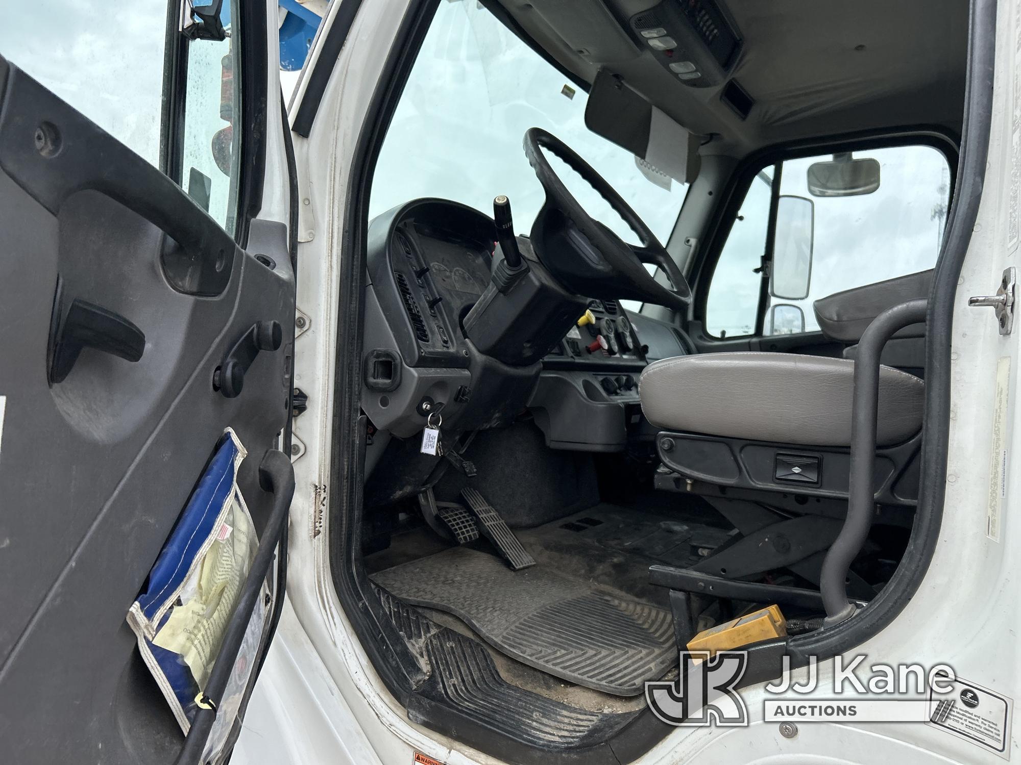 (Waxahachie, TX) Altec D3055B-TR, Hydraulic Truck Crane rear mounted on 2015 FREIGHTLINER M2-106 T/A