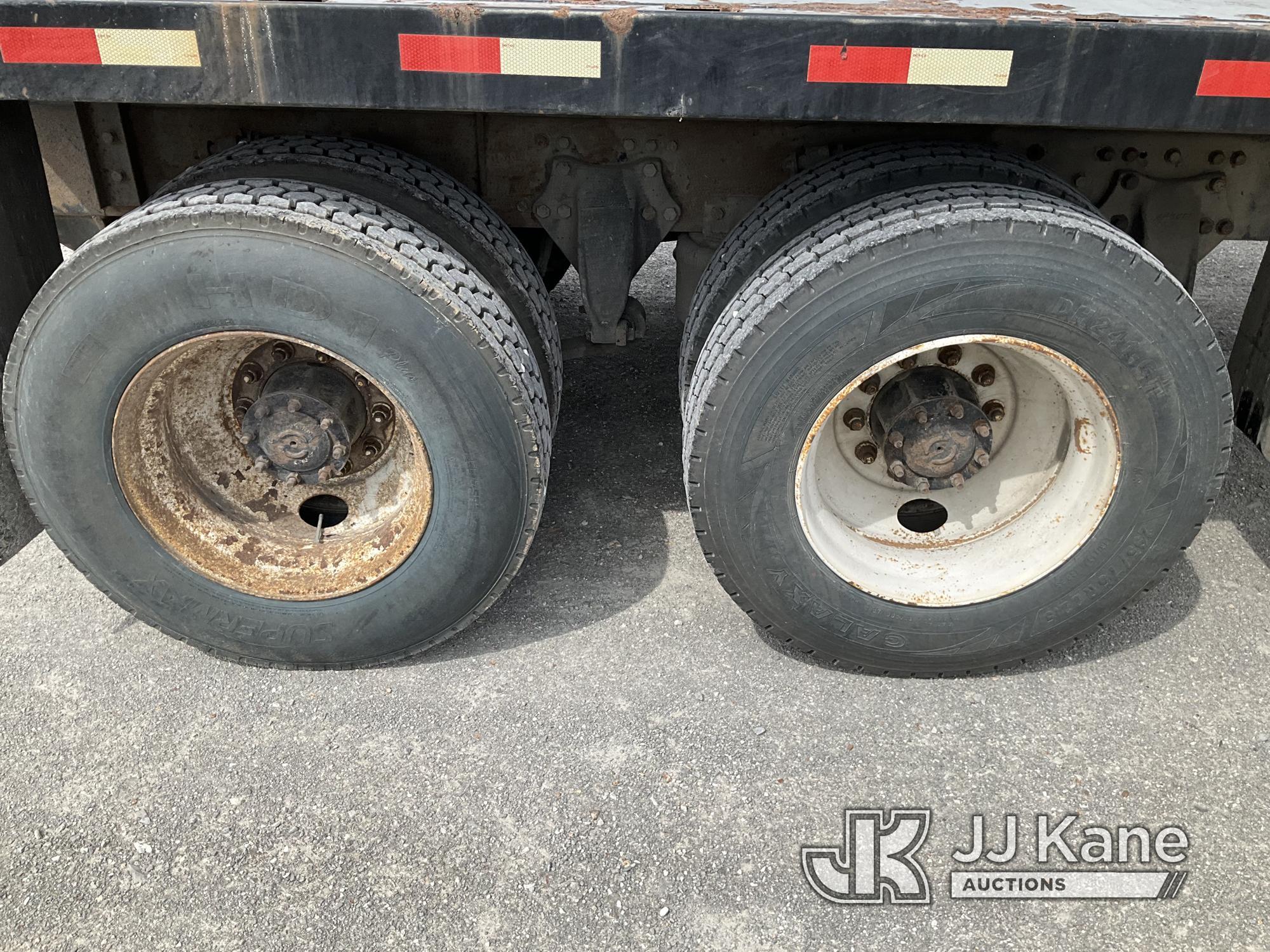 (Hawk Point, MO) 2005 Freightliner Columbia 112 T/A Flatbed Truck Runs and Moves.