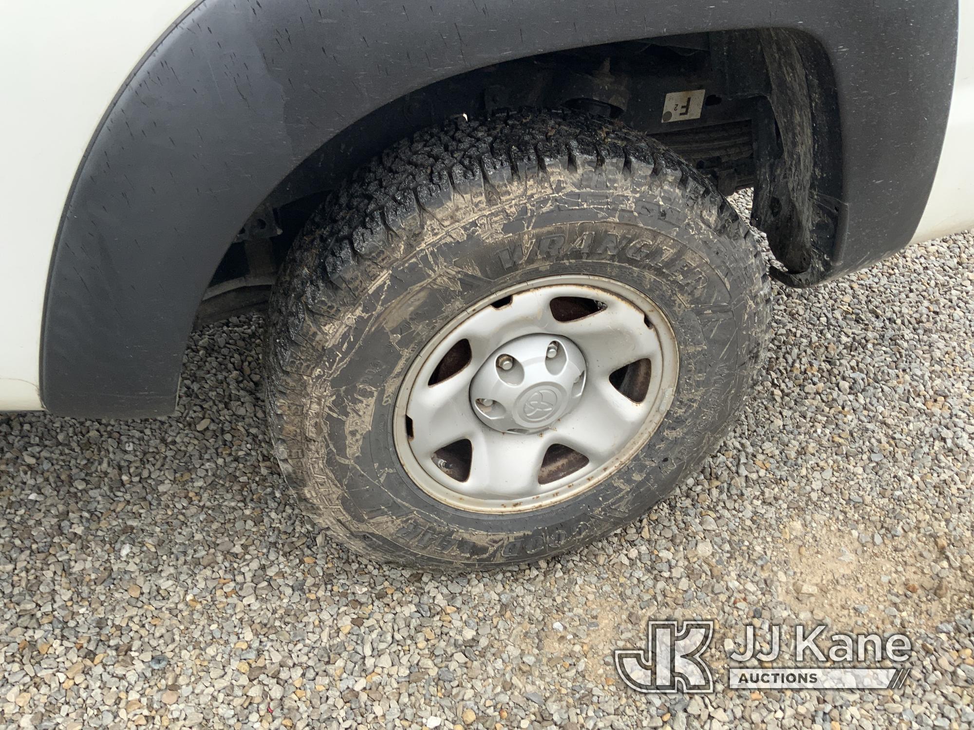 (Fort Wayne, IN) 2015 Toyota Tacoma 4x4 Extended-Cab Pickup Truck Runs & Moves) (Engine Light On