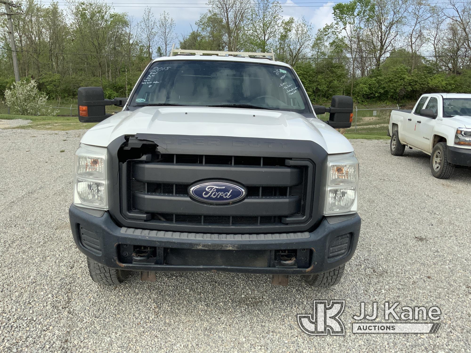 (Fort Wayne, IN) 2015 Ford F250 Crew-Cab Pickup Truck Runs & Moves) (Transmission Leak, Exhaust Leak