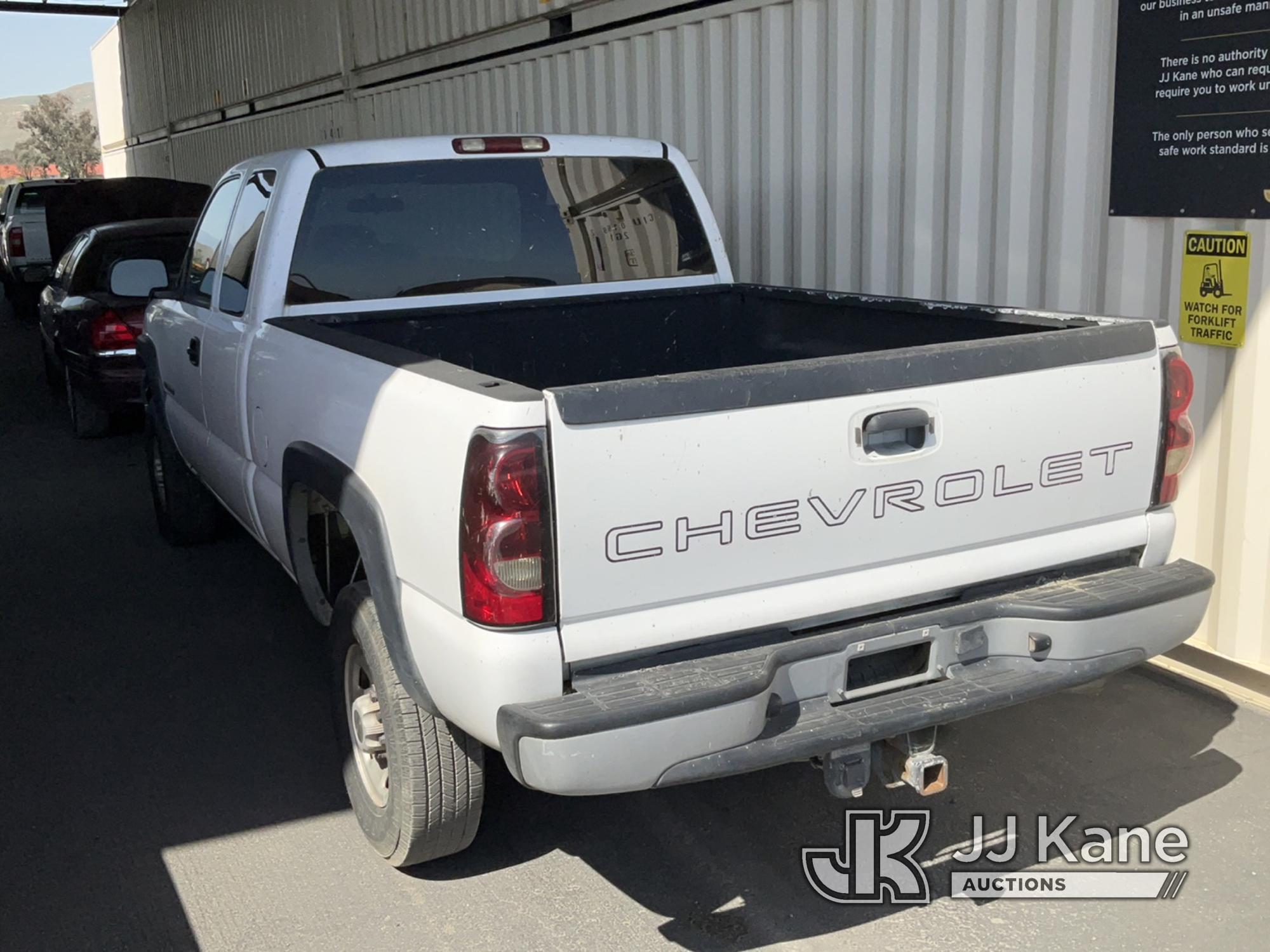 (Jurupa Valley, CA) 2004 Chevrolet Silverado 2500HD Extended-Cab Pickup Truck Runs & Moves