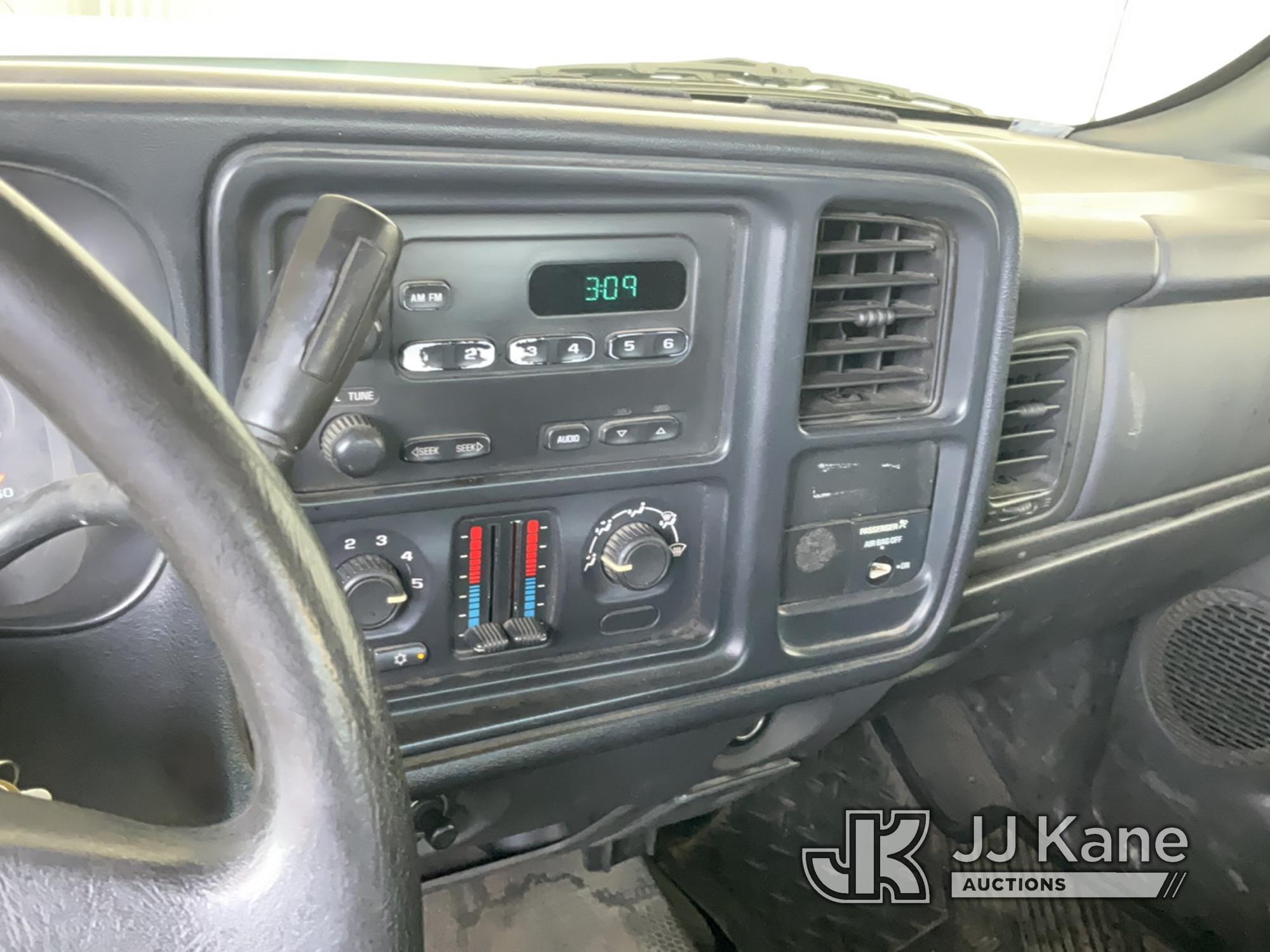 (Jurupa Valley, CA) 2004 Chevrolet Silverado 2500HD Extended-Cab Pickup Truck Runs & Moves