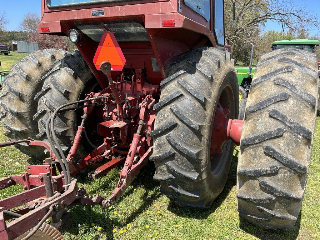 INTERNATIONAL FARMALL 1566 TRACTOR, CAB, 3PT, PTO, 2-REMOTES, PTO, 540 & 1000, 18.4-38 REAR DUALS, 5