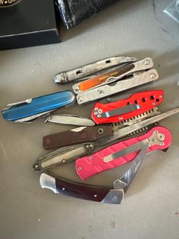 8- pocket knives