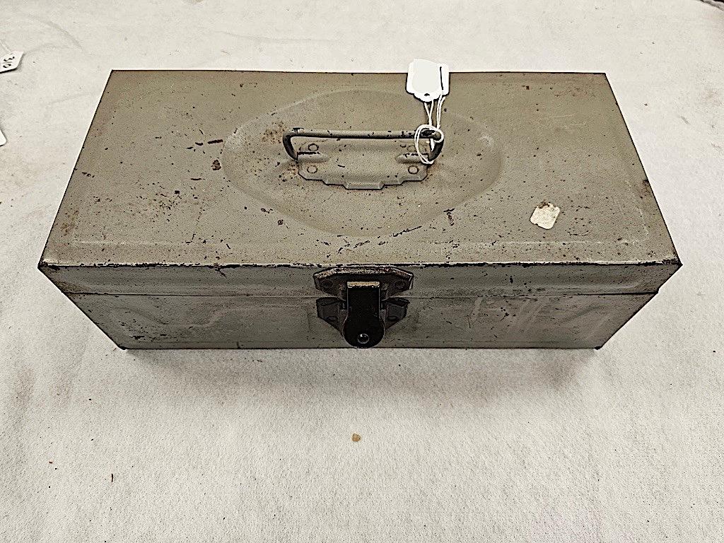 ANTIQUE METAL TACKLE BOX WITH MISCELLANEOUS GUN PARTS & ACCESSORIES