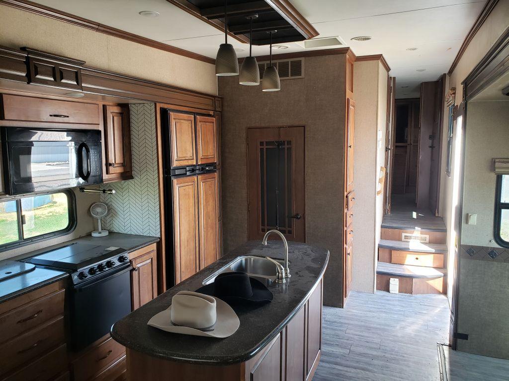 2013 HEARTLAND RV Bighorn, Big Country, Landmark, Silverado Travel Trailer