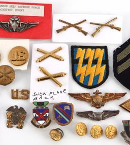 LARGE LOT OF MILITARY MEDALS & PINS & PATCHES