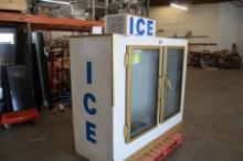 2007 Starrett Ice Merchandiser with Glass Doors