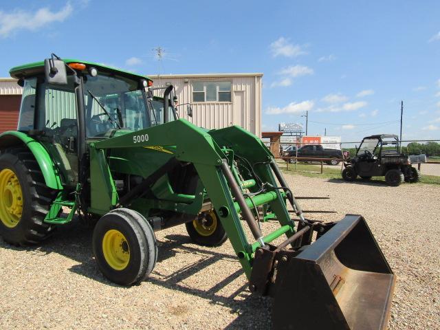 1864 5525 JOHN DEERE C/A SYNC SHUTTLE 2WD W/5000 KD LOADER W/BUCKET & HAY FORK 2614HRS 2614 S/N:RWSG