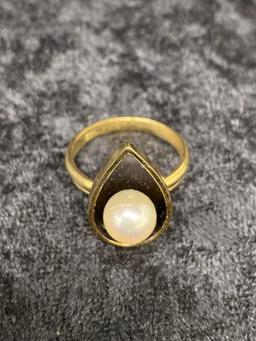 One 8mm Pearl in Pear-Shaped Base in a 14k Yellow Gold Ring