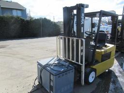 YALE ERPO40TFN48SE082 48V ELECTRIC FORKLIFT W/ CHAMPION 48V 3 PHASE CHARGER